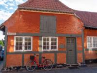 Rotes Fachwerkhaus mit dunkelgrauen Balken - Rønne